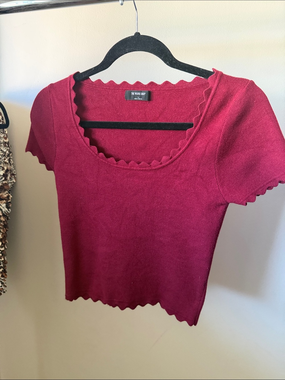 Scallop-Trim Short Sleeve Cropped Top — Wine Red